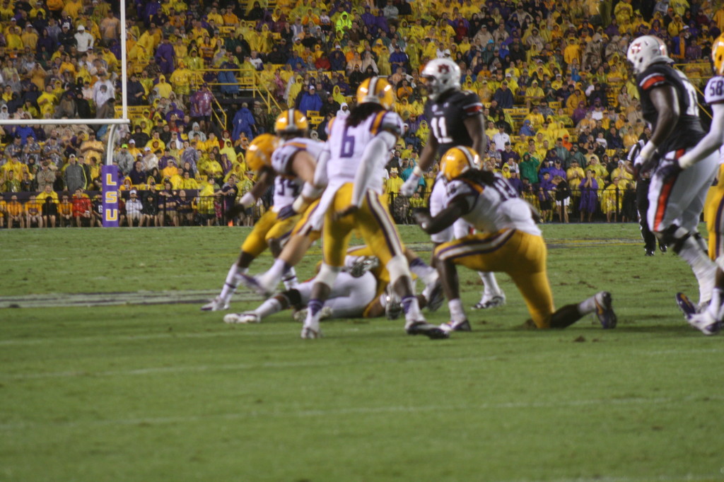 Auburn WR no 5 Ricardo Louis slips by 4 LSU tigers but LSU DE Danielle Hunter makes a good tackle.