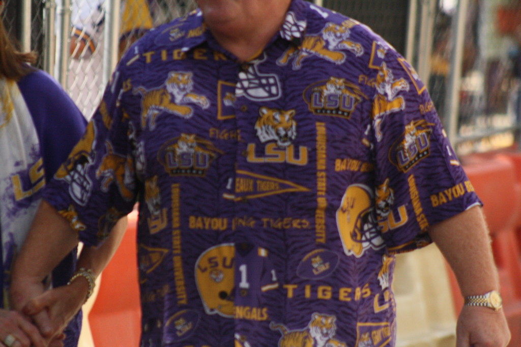 Look at that bright shirt.