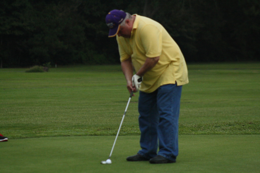 Howard is putting for a par.