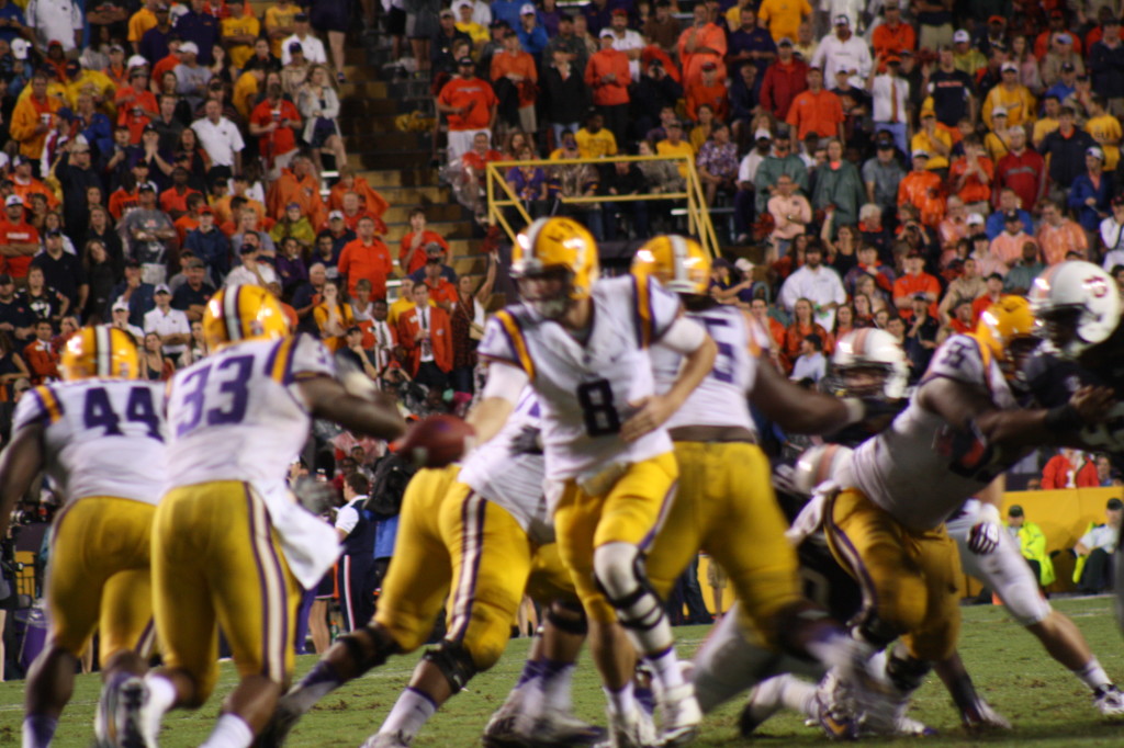 Zach Mettenberger is handing off to Jeremy Hill.