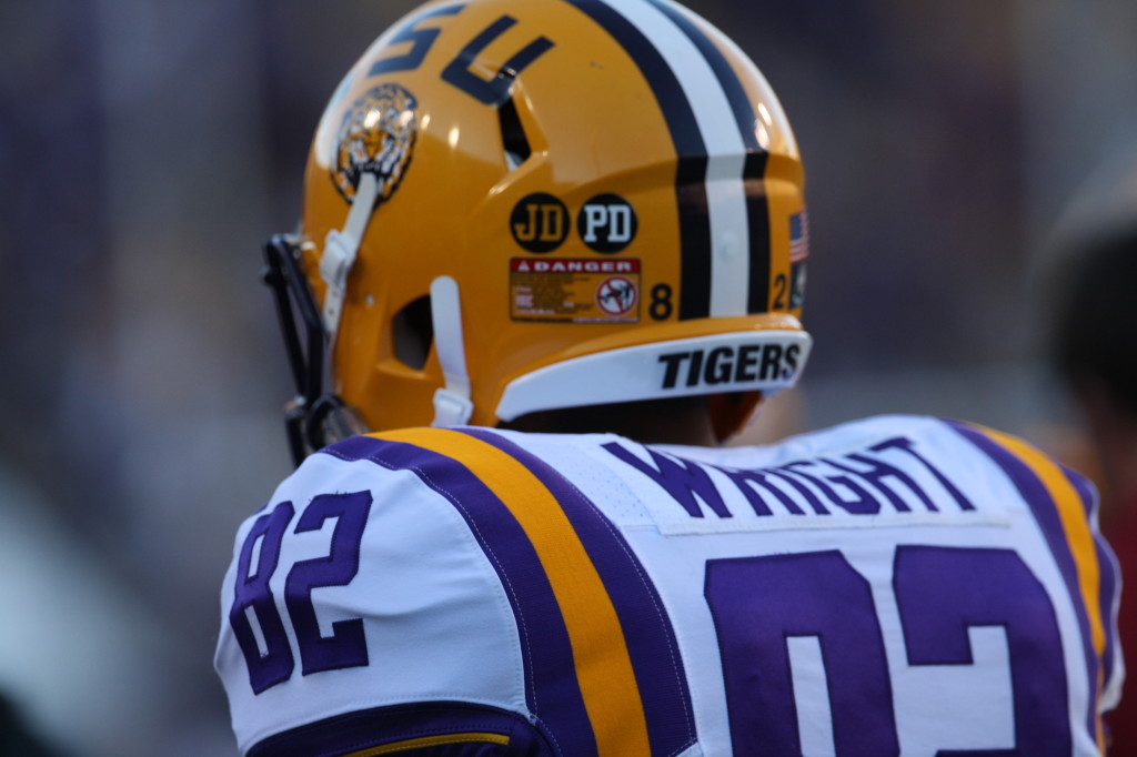 no.82 Wright running to the sidelines.