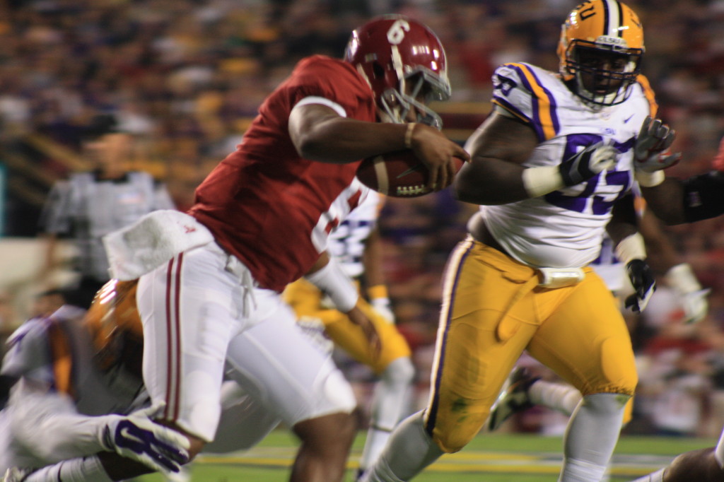 Bama QB Sims trying to get away from the LSU D...