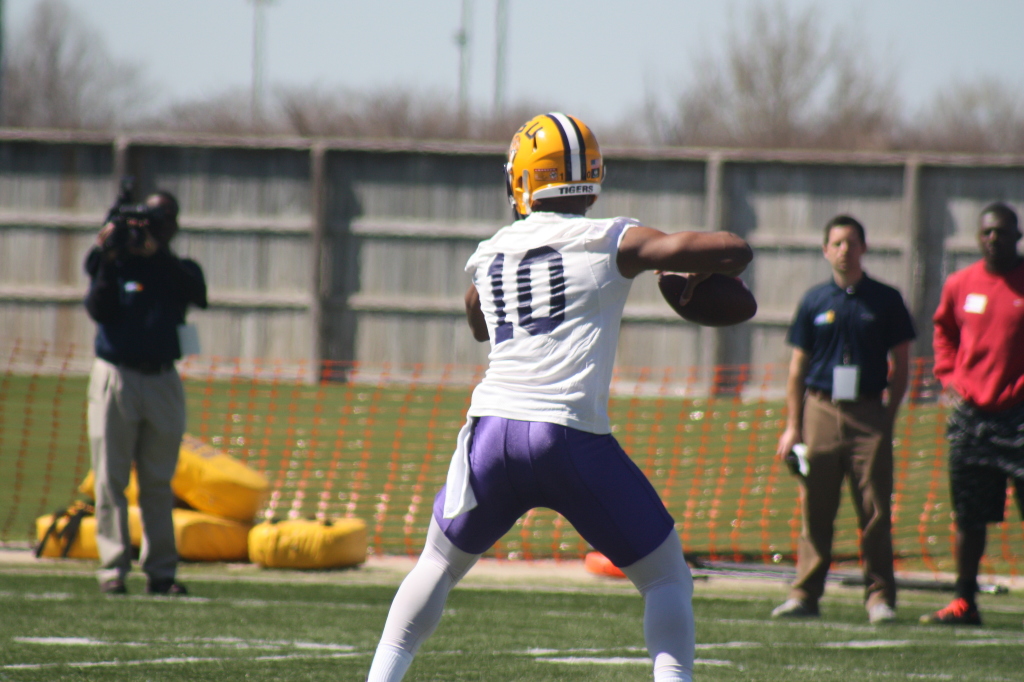 LSU qb Jennings gets set to throw.