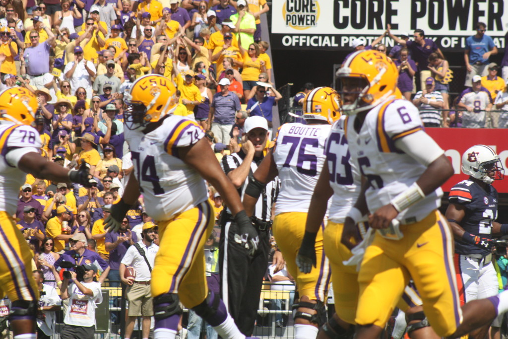 LSU QB Harris scores a td on a keeper. 