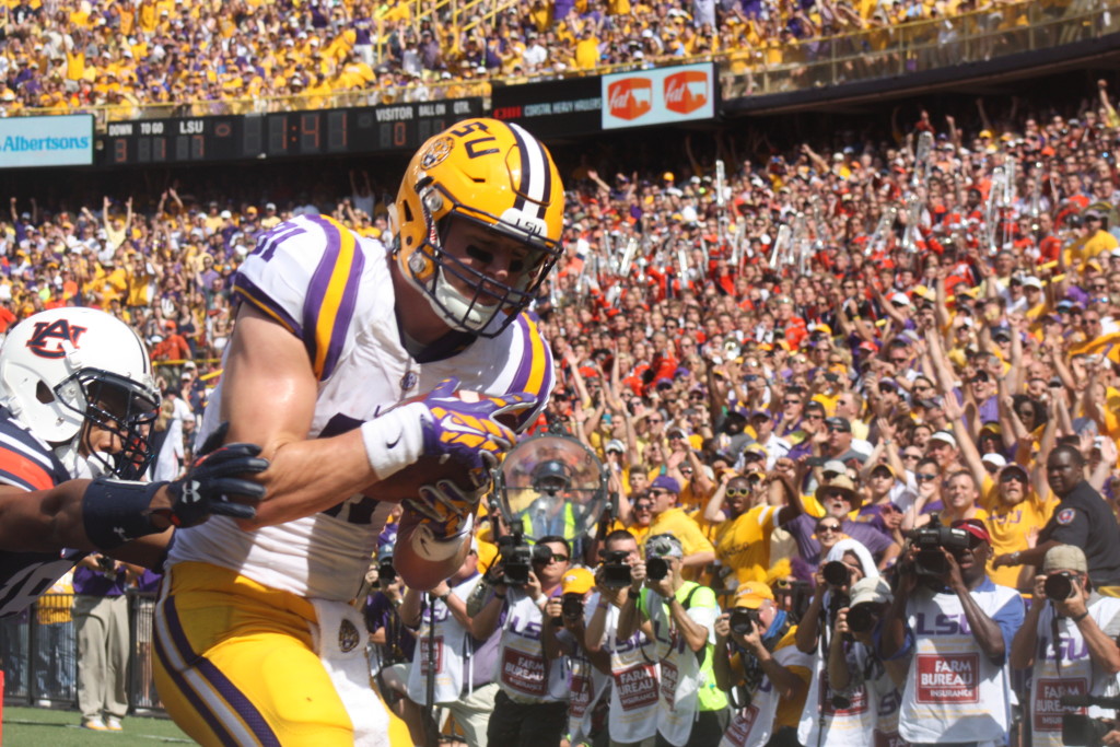 LSU te Collin Jeter hauls in a touchdown fron qb Harris.