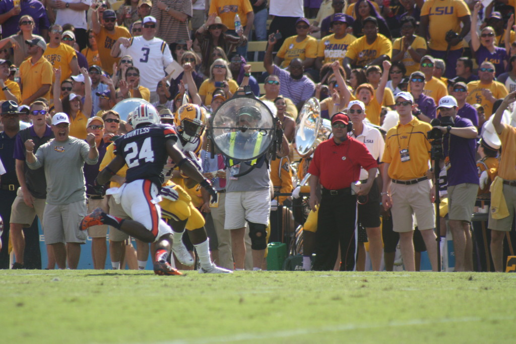 LSU Fournette slowing down to meet up with Auburn Countess.