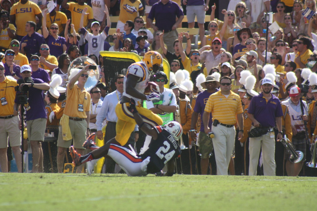 LSU Fournette the locomotive runs over Auburn Countess.