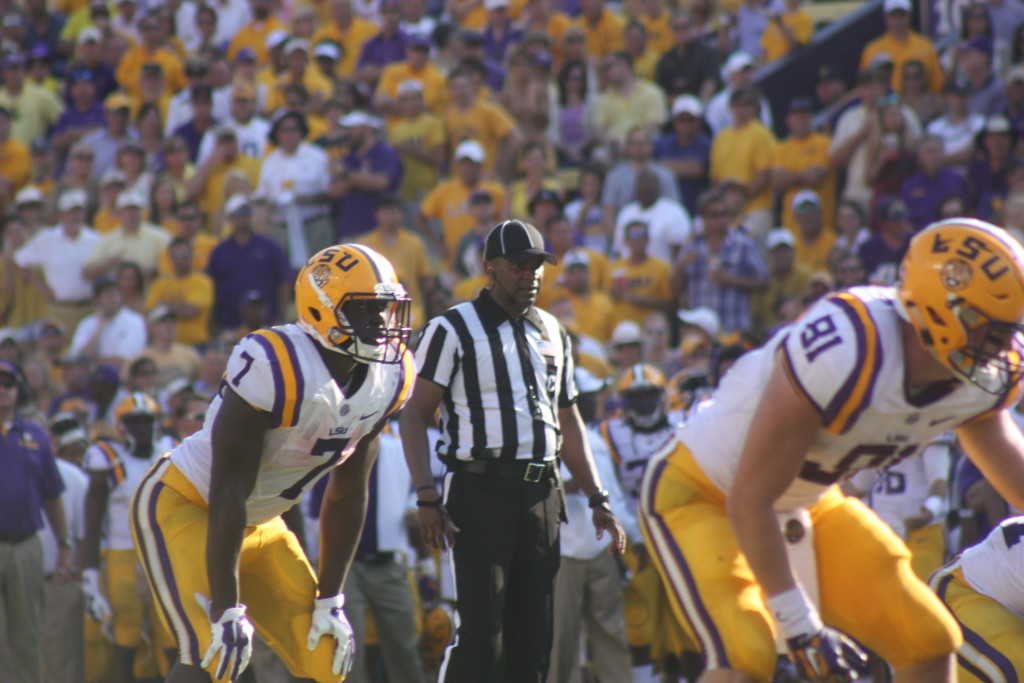 LSU Fournette getting ready to receive a handoff from qb Harris.