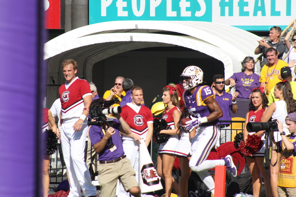 LSU wr Malachi Dupree scores on a 10 yard pass from LSU qb Harris.